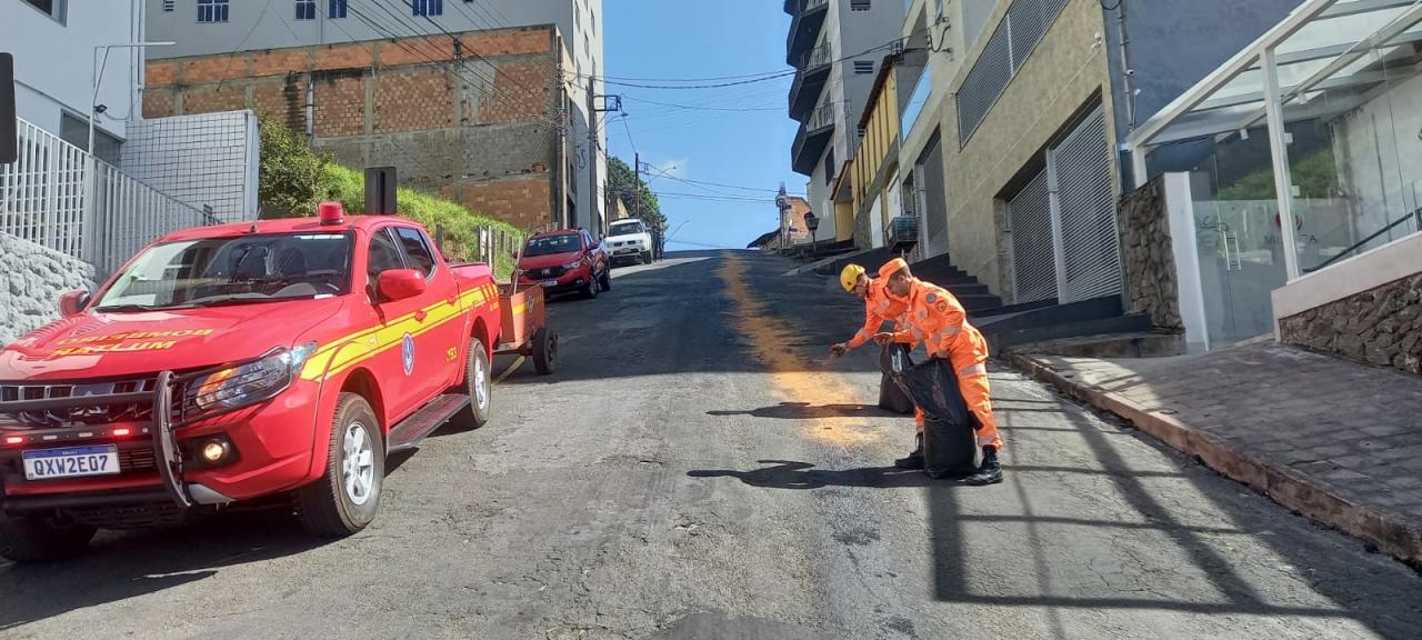 Bombeiros jogam serragem em avenida de Conselheiro Lafaiete após vazamento de óleo