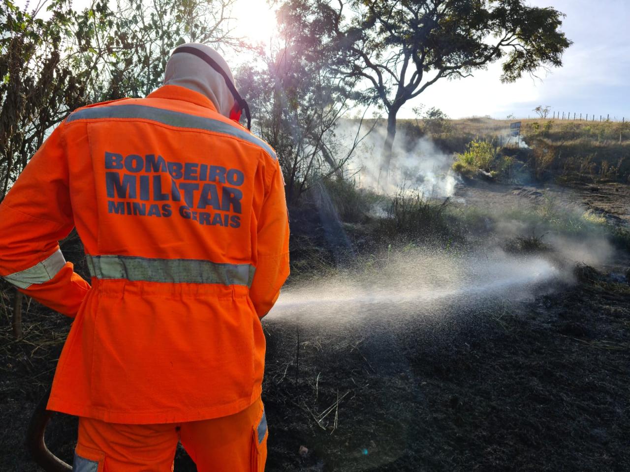 Bombeiros militares combatem incêndio em vegetação no bairro Copacabana 