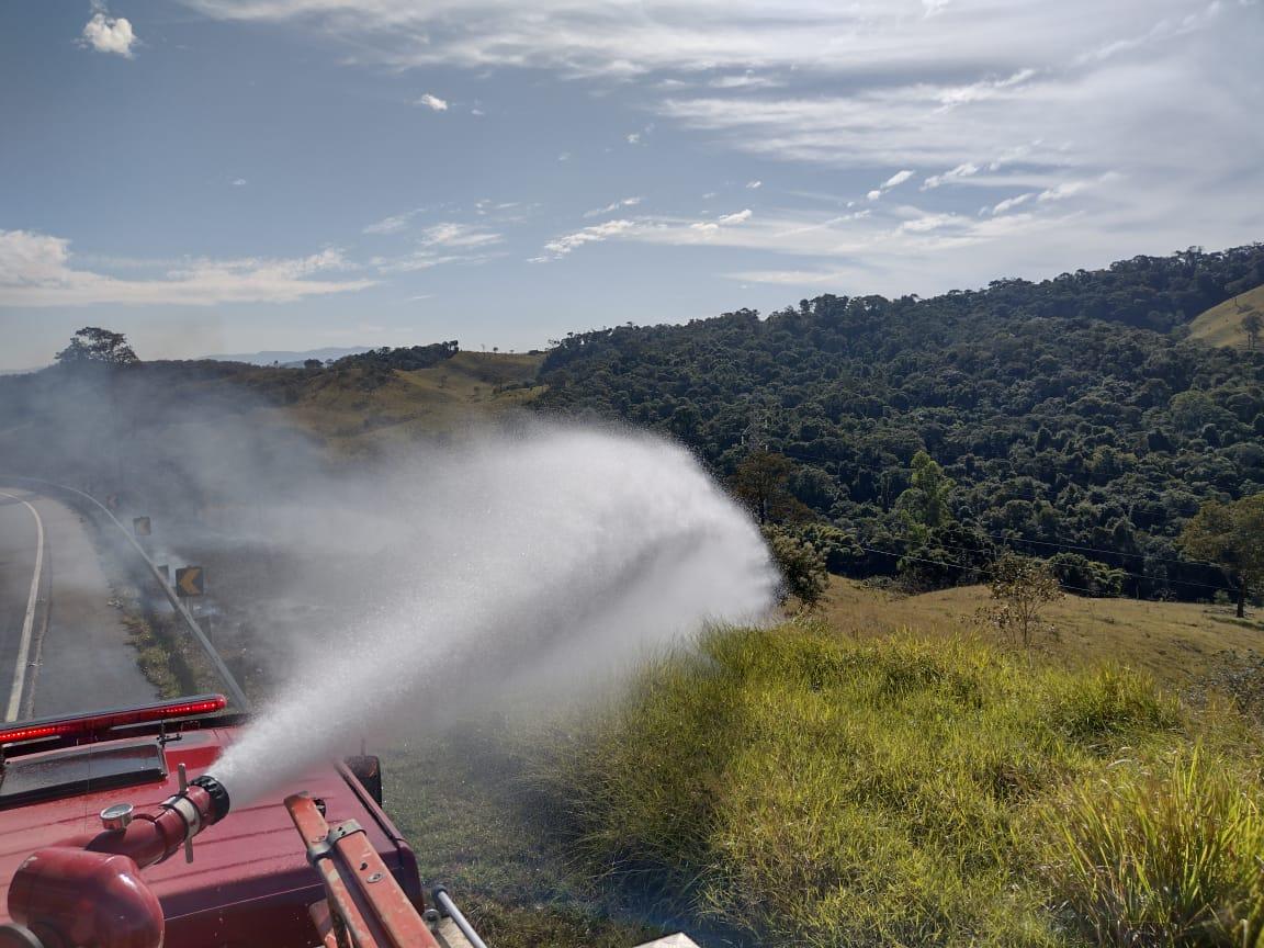Bombeiros são acionados para apagar incêndio às margens da Rodovia BR 265