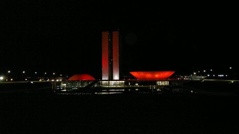 Câmara se ilumina de vermelho pelo Dia Mundial do Doador de Sangue