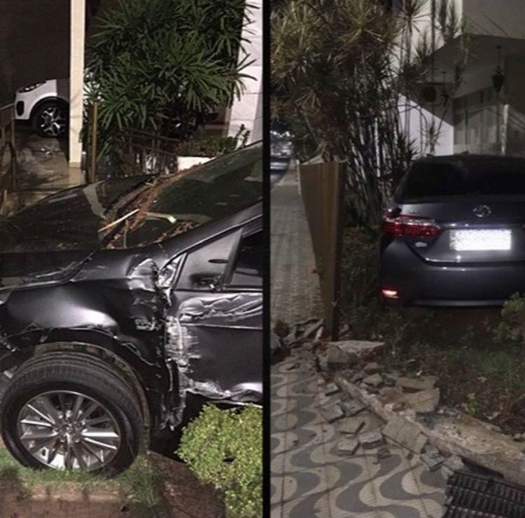 Carro invade residência em Piraúba