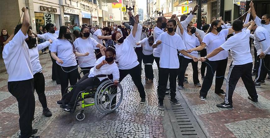 Cerca de 250 alunos participam da Dança da Escola no Calçadão organizada pela PJF
