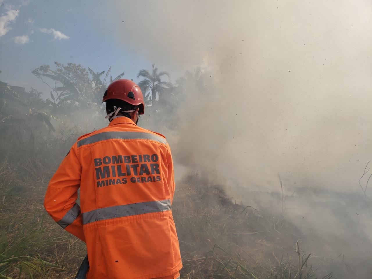 Corpo de Bombeiros apaga incêndio no entorno de escola em Conselheiro Lafaiete