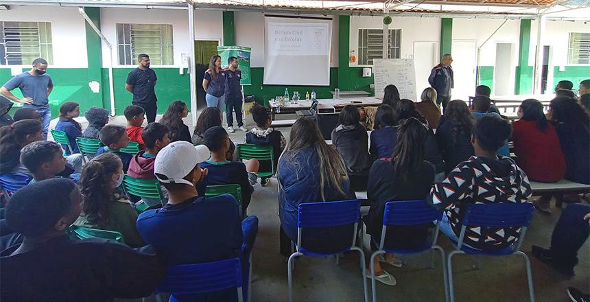 Defesa Civil realiza palestra em escola no distrito de Paula Lima