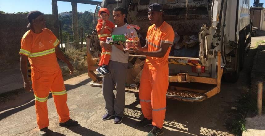 Garoto comemora aniversário de quatro anos com festa temática e presença dos amigos garis