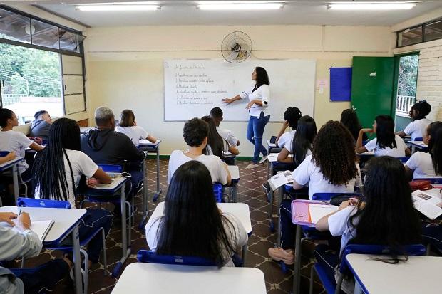 Governo de Minas publica a nomeação de 1 mil professores aprovados em concurso da Educação