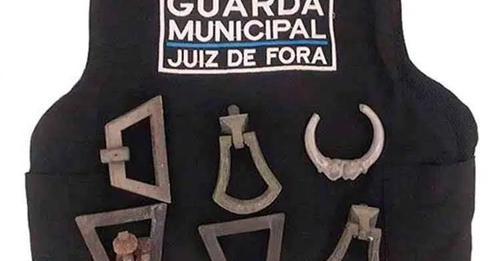 Homem é detido por furto de peças de bronze do Cemitério Municipal