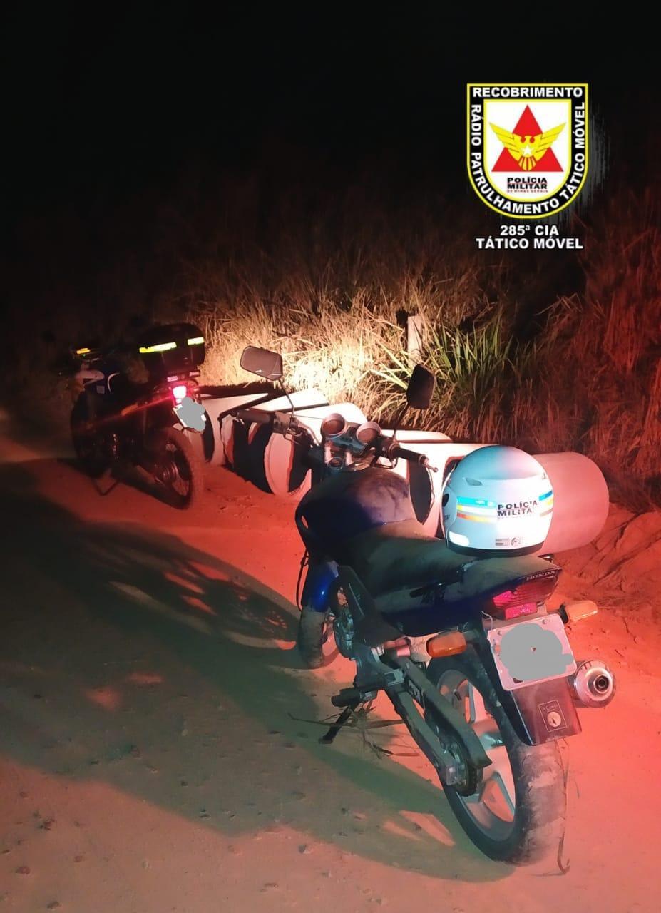 Motocicleta furtada é recuperada em mata de Ubá