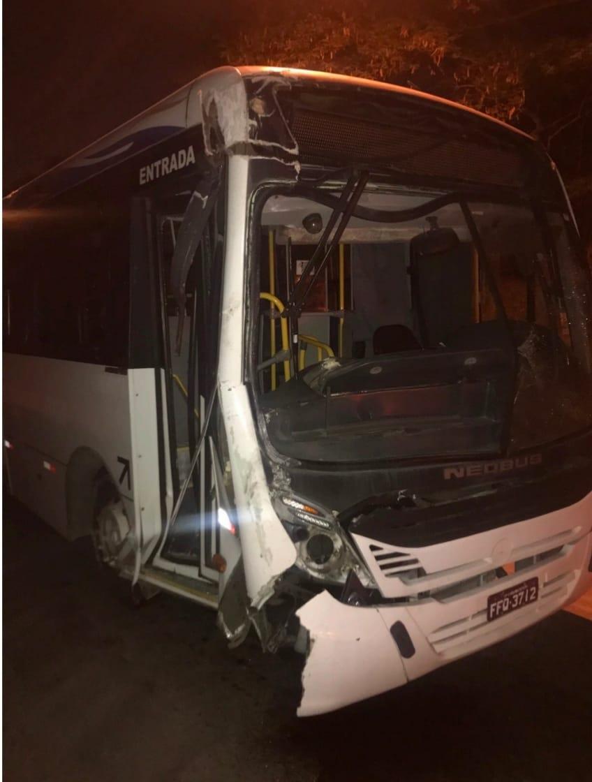 Ônibus bate contra poste de energia na avenida Barão do Rio Branco