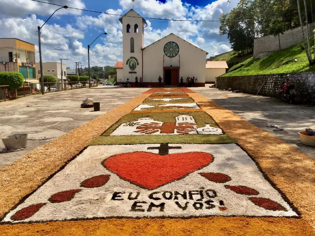 Paróquias de Juiz de Fora participam de confecção de tapetes de Corpus Christi