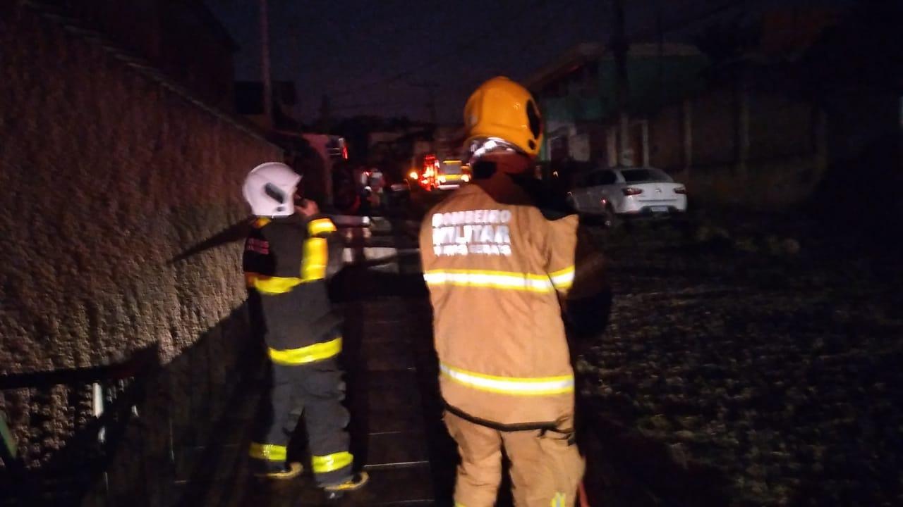 Rompimento de fio de rede elétrica causa incêndio em carro de Barbacena
