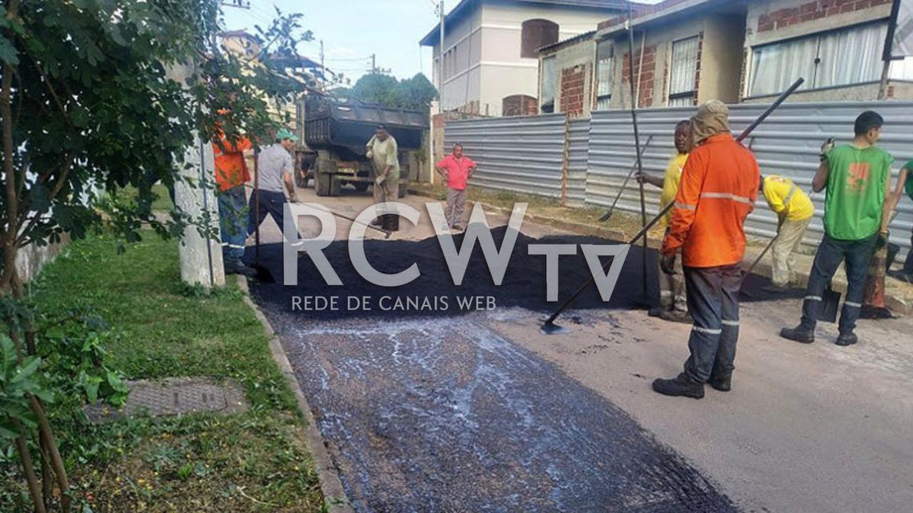 Rua Adelardo Fortini e outras oito vias são atendidas com a operação tapa-buracos nessa quarta, 8