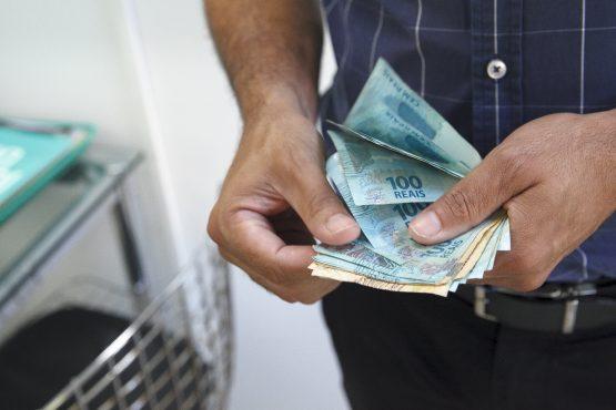 Servidores estaduais recebem reajuste retroativo junto com o salário nesta terça-feira (7)
