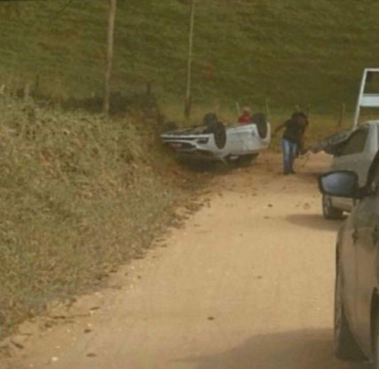 Táxi capota entre Senador Cortes e Pregos