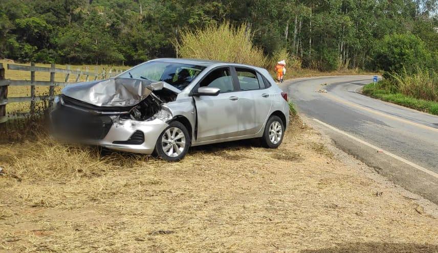 Acidente entre dois carros acontece na MCG 383, próximo ao trevo de Prados