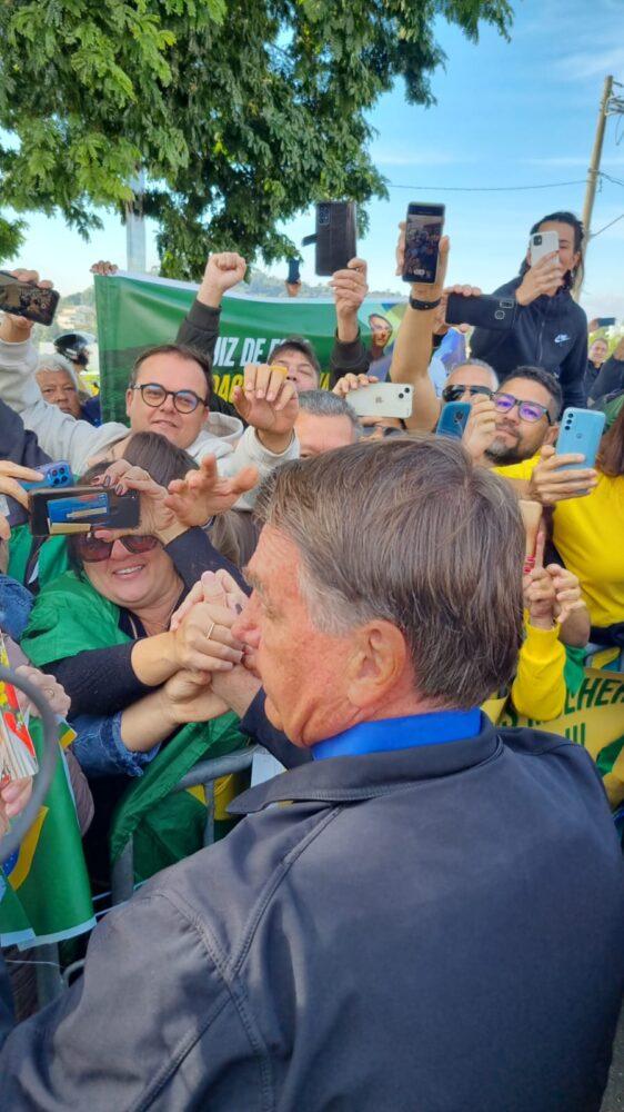 Bolsonaro chega a Juiz de Fora e inicia motociata