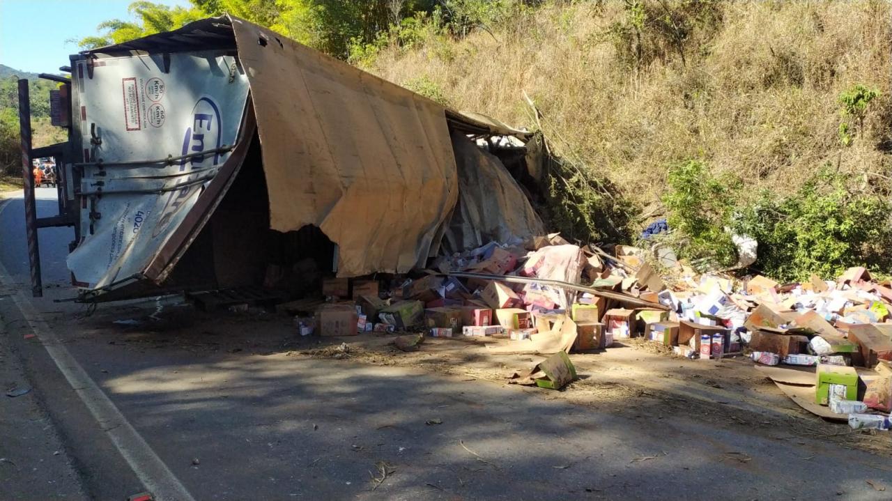 Bombeiros atendem ocorrência de tombamento de caminhão na BR 494