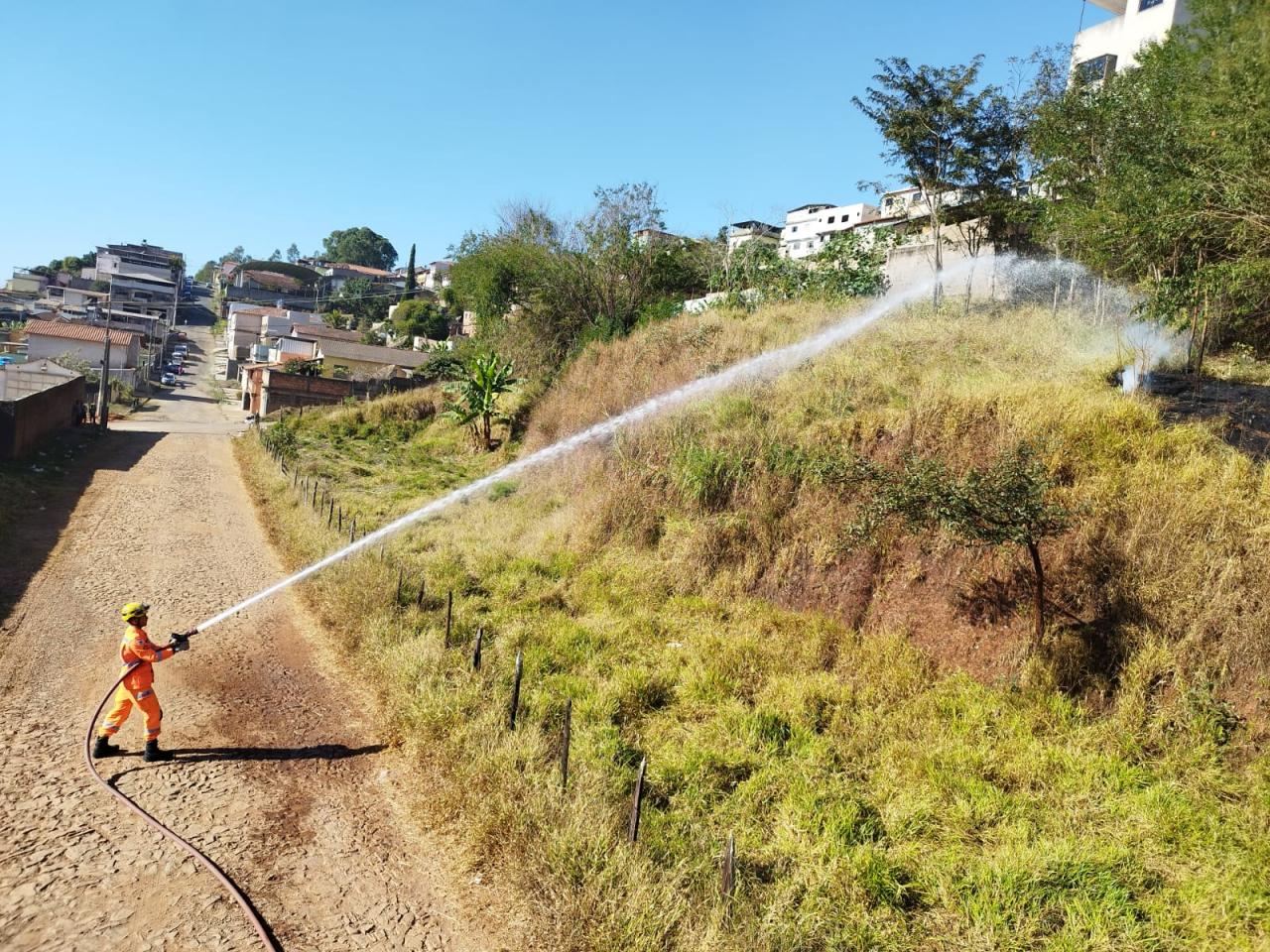 Bombeiros combatem incêndio ao IFMG de Conselheiro Lafaiete