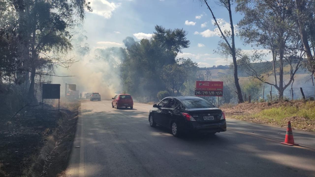 Bombeiros combatem incêndio em bambuzal as margens da rodovia Br 482
