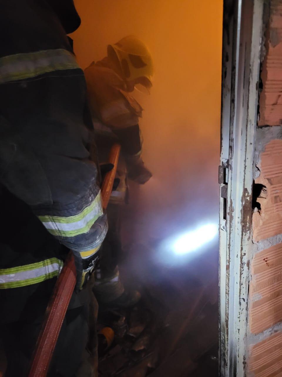 Bombeiros de Barbacena combatem incêndio em residência no bairro Nova Cidade