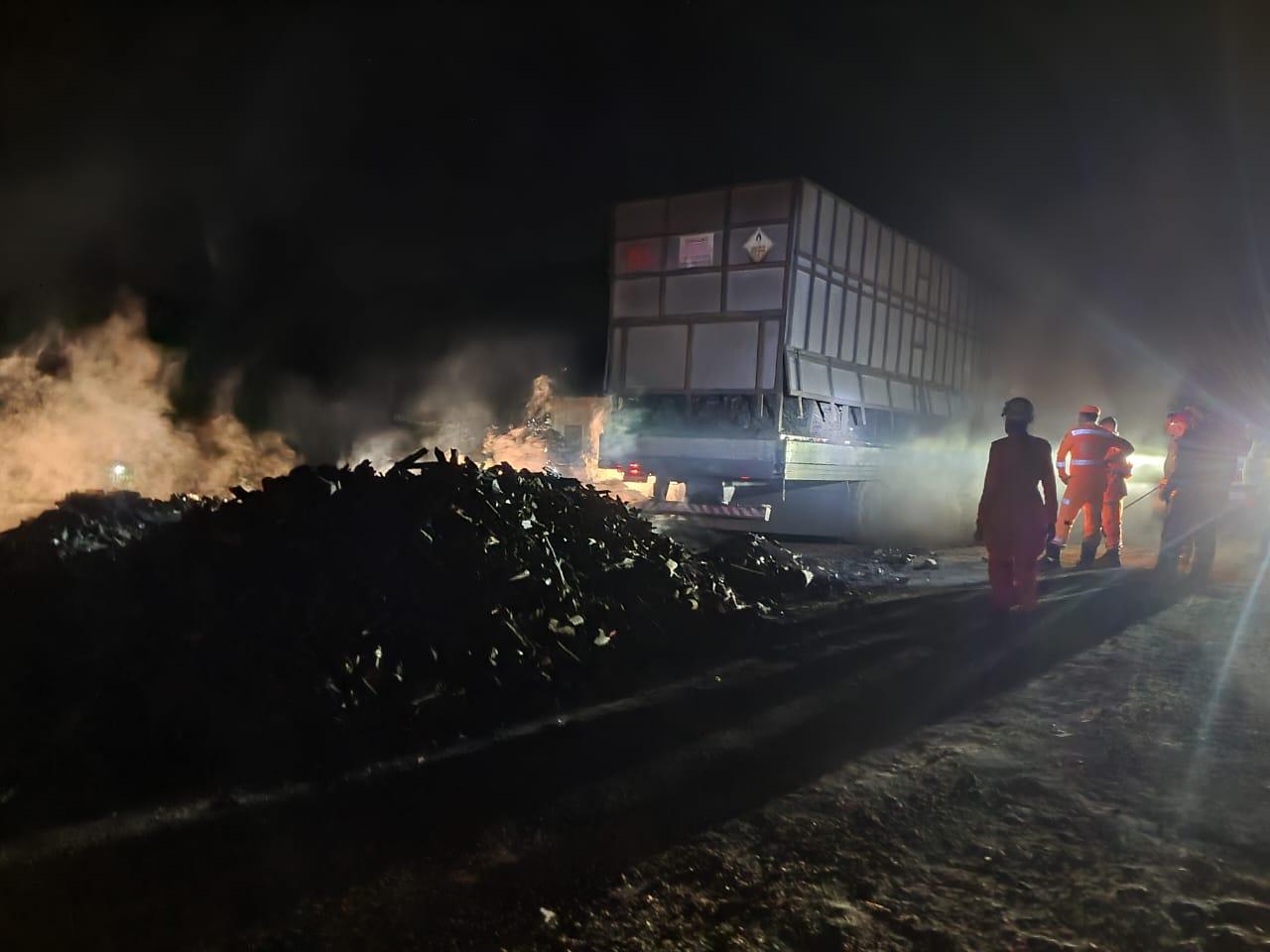 Carreta de carvão pega fogo na BR 040