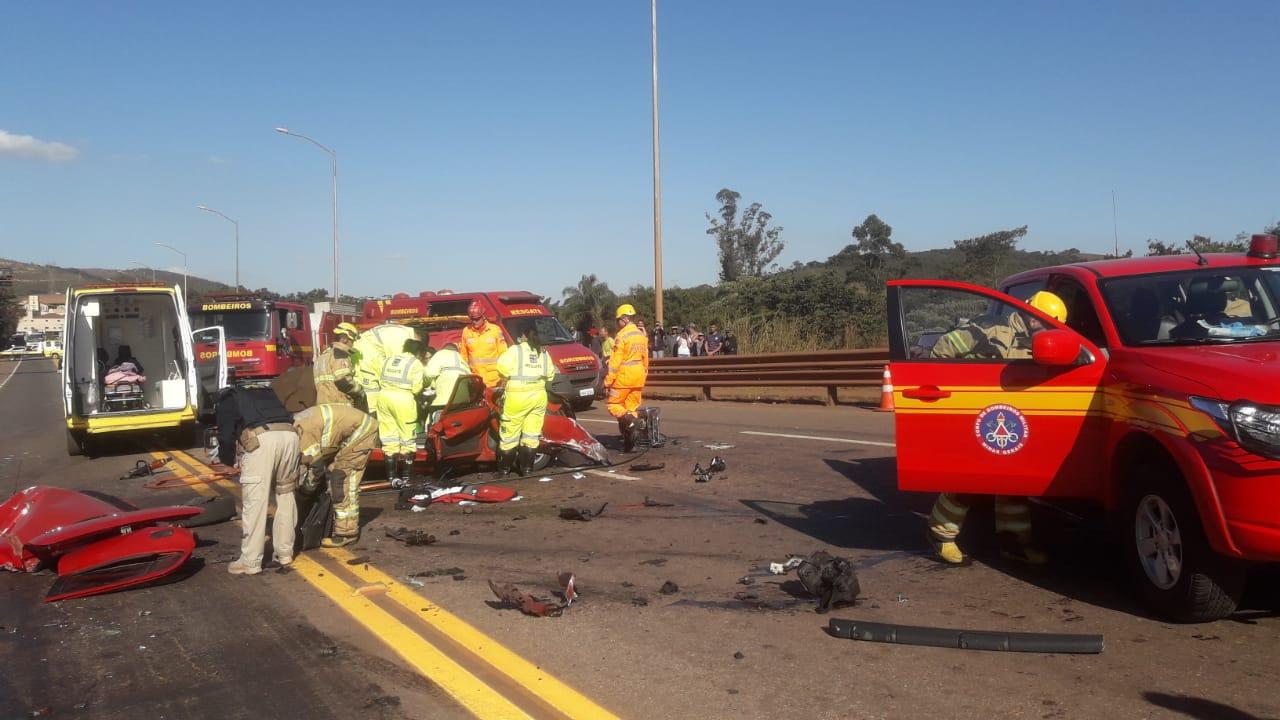 Carro e ônibus batem de frente na BR 040, no Trevo de Congonhas