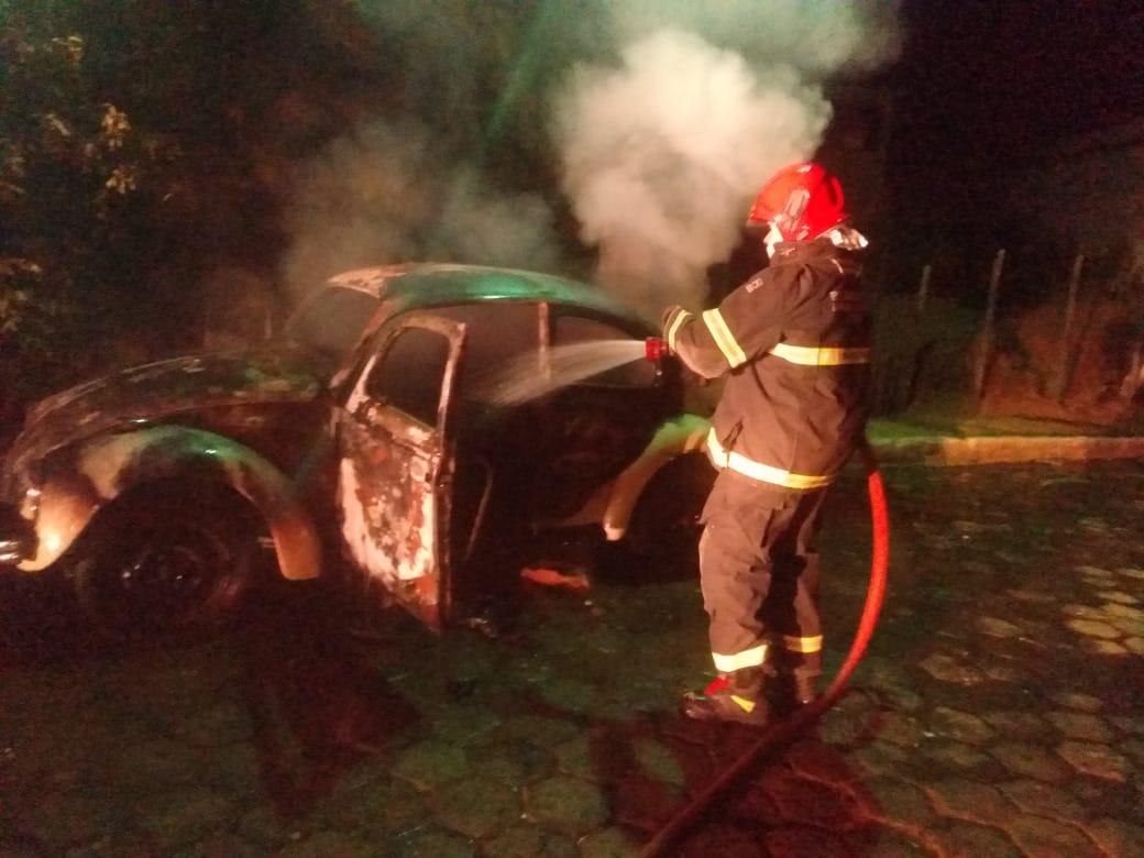 Fusca pega fogo em Antônio Carlos, sem motivo conhecido