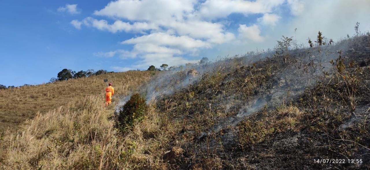 Incêndio de grandes proporções atinge área rural de Correia de Almeida