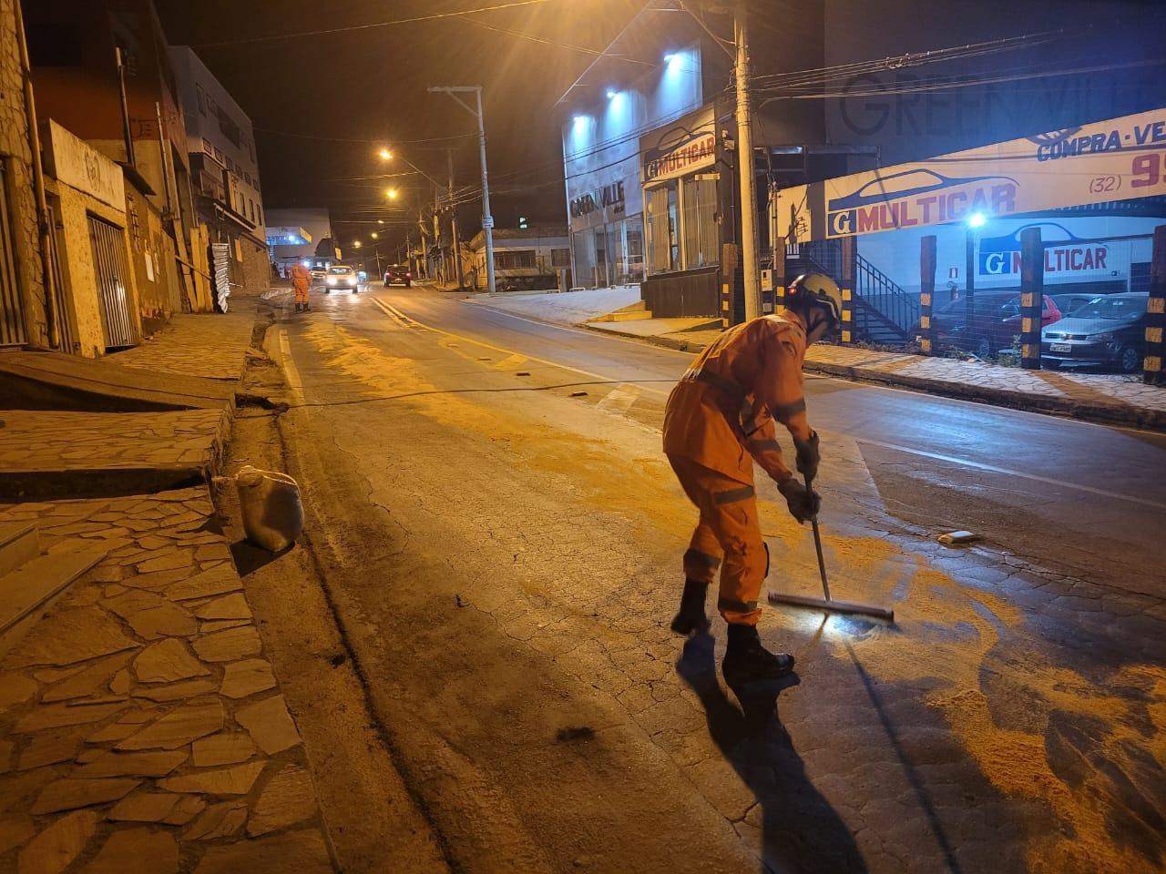Mancha de óleo de 7km cria perigo se derrapagem em São João del-Rei