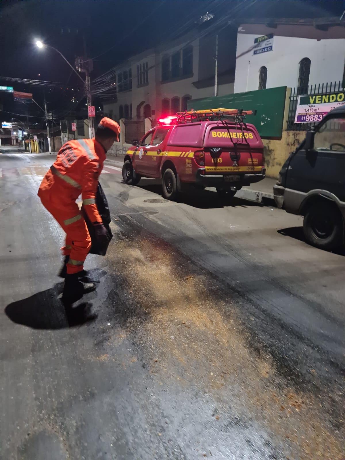 Máquinario de obra da prefeitura de Congonhas derrama óleo hidráulico em uma extensão de 2km no centro da cidade