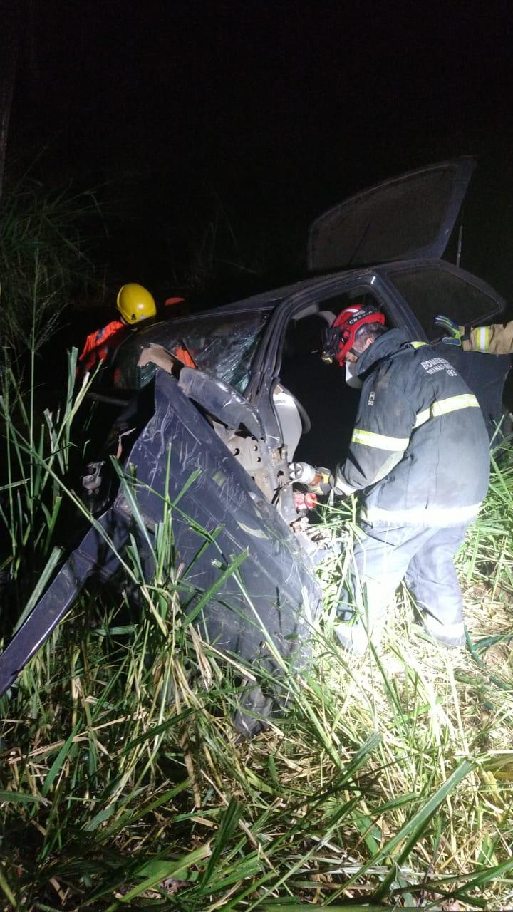 Motorista perde o controle do veiculo e choca-se com árvore em Ouro Branco