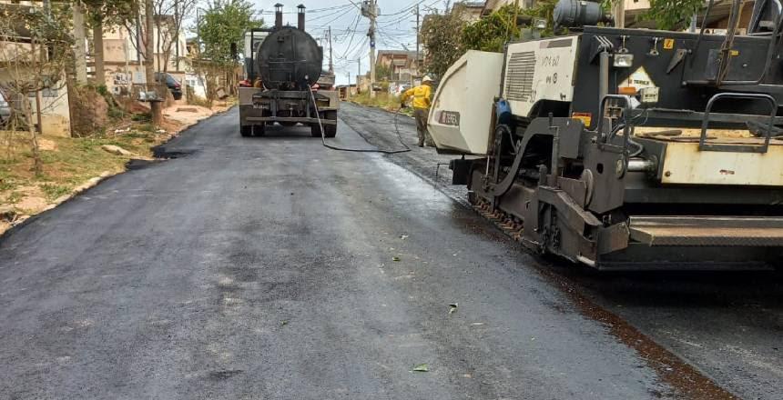 PJF conclui pavimentação de mais uma rua no bairro Miguel Marinho