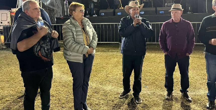 Prefeita Margarida Salomão visita torneiro leiteiro de Torreões