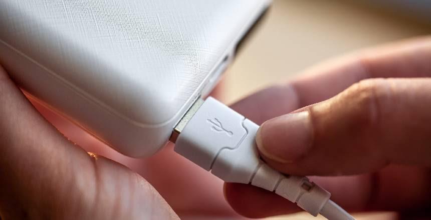 Procon divulga resultado de pesquisa com usuários de smartphones vendidos sem acessórios básicos