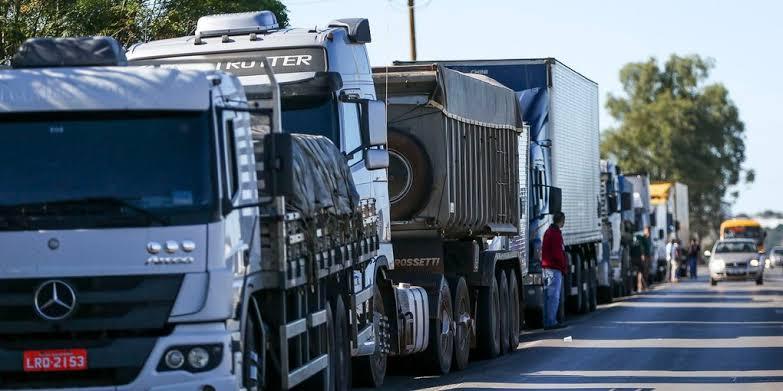 R$ 1 mil: Saiba quem tem direito ao auxílio caminhoneiro