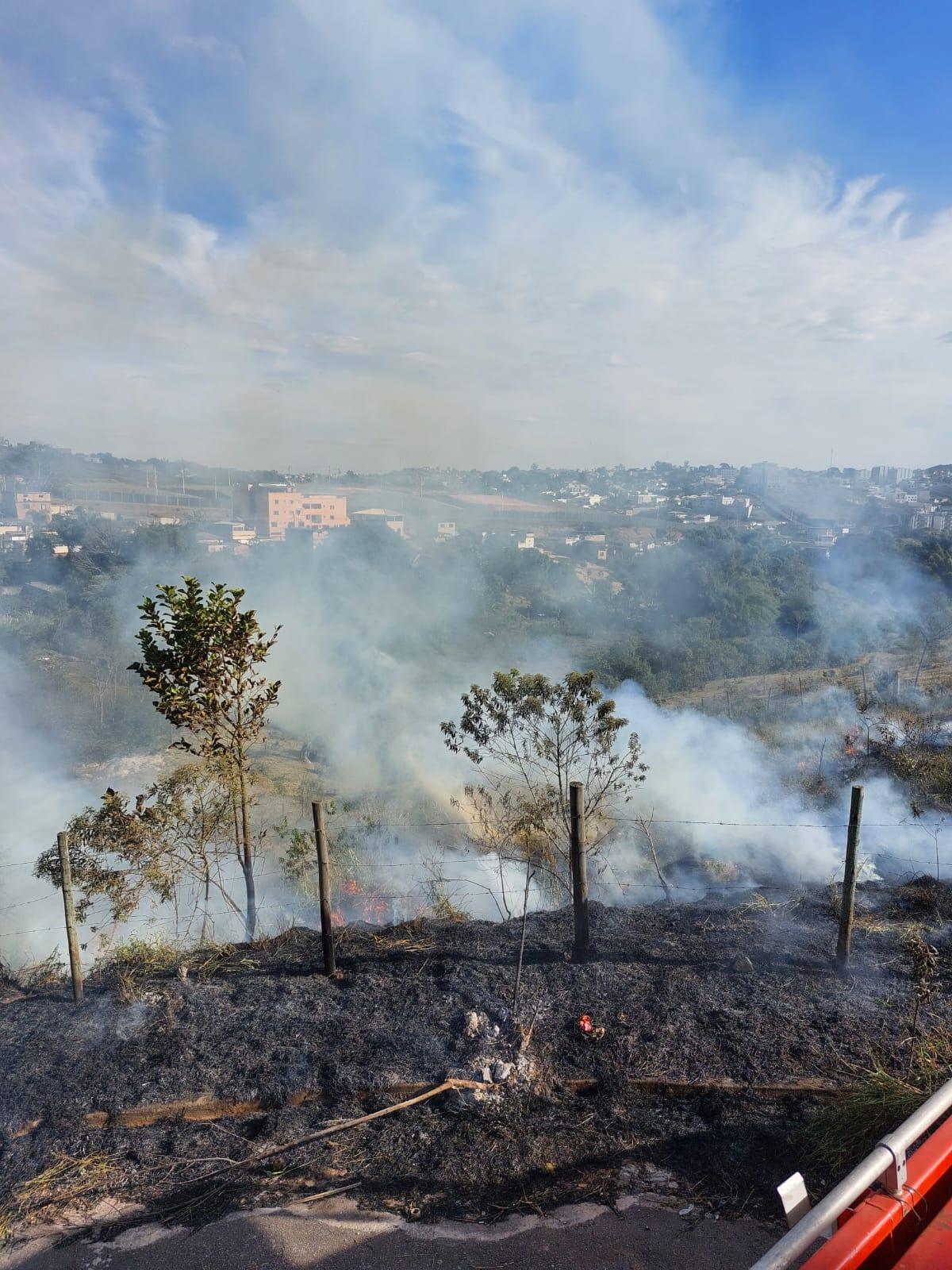 Vegetação em pasto e lotes vagos pega fogo em Conselheiro Lafaiete