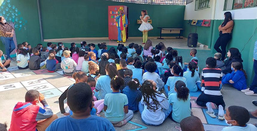 Alunos da Escola Municipal Professor João Panisset são recebidos com peça de teatro