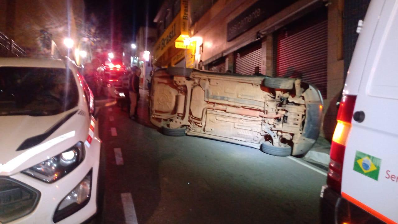 BOMBEIROS SOCORREM TOMBAMENTO VEICULAR NO CENTRO DE CONGONHAS