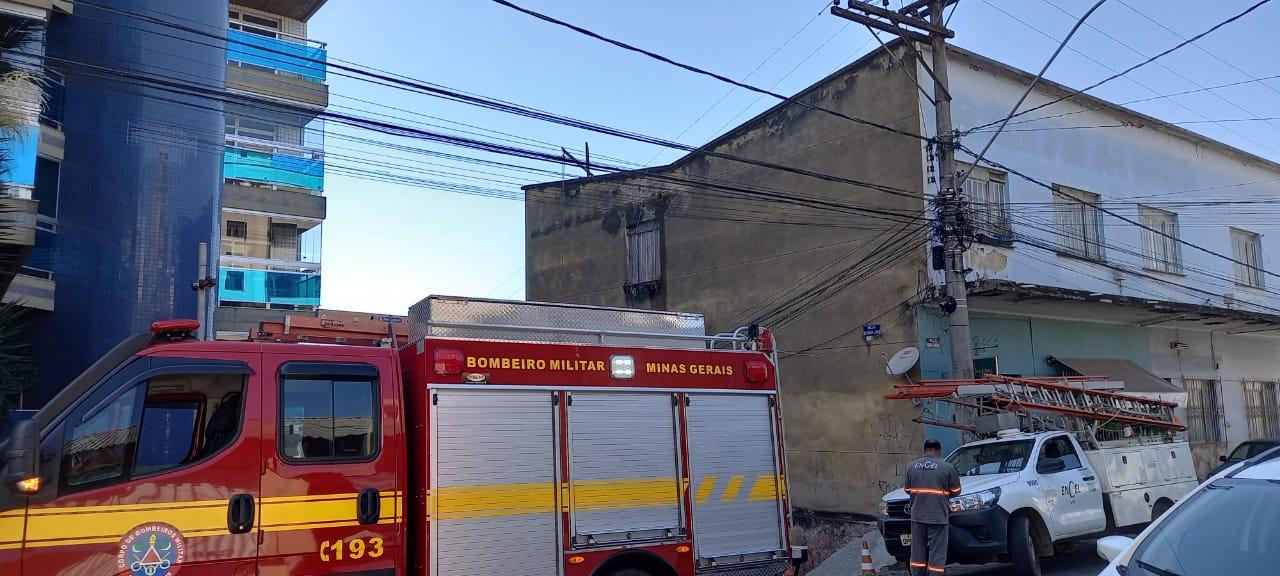 Bombeiros socorrem vítimas de choque elétrico em Barbacena