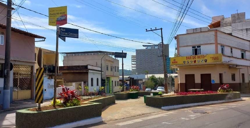 PJF realiza revitalização de canteiro central no bairro Francisco Bernardino