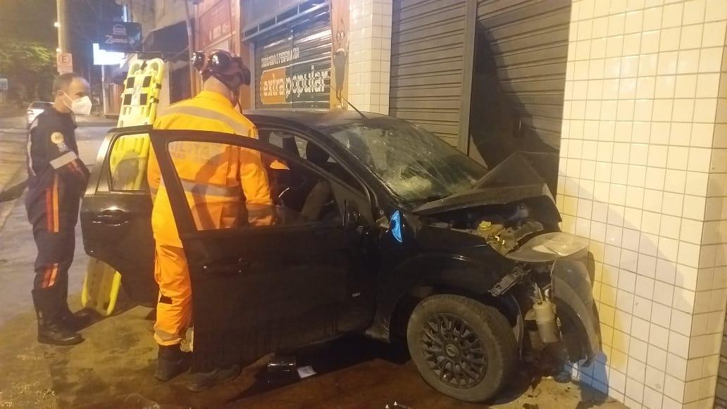 Bombeiros atendem ocorrência de acidente automobilístico no Matosinhos