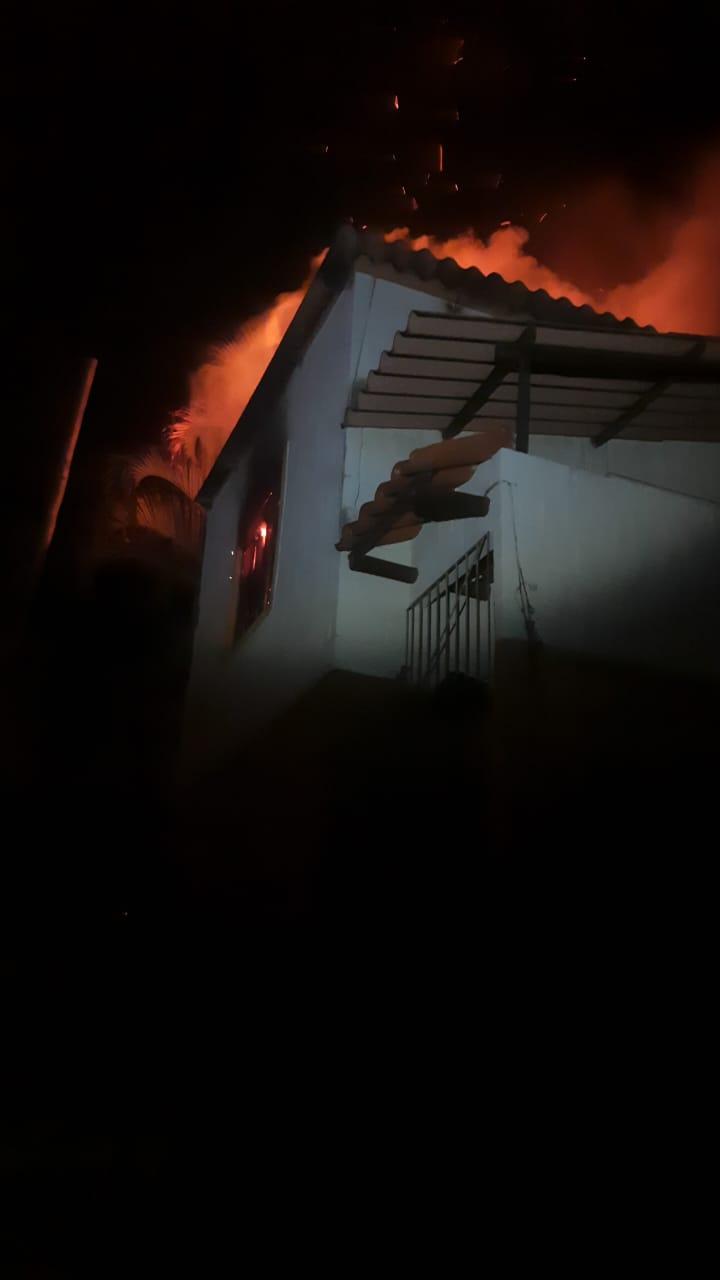 Bombeiros combatem incêndio em residência na noite de sábado