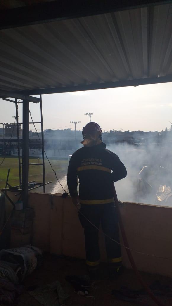 Bombeiros combatem incêndio em vegetação que atingiu parte de residências no Campo do Social