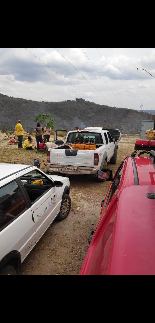 Bombeiros combatem incêndio próximo à Serra de São José