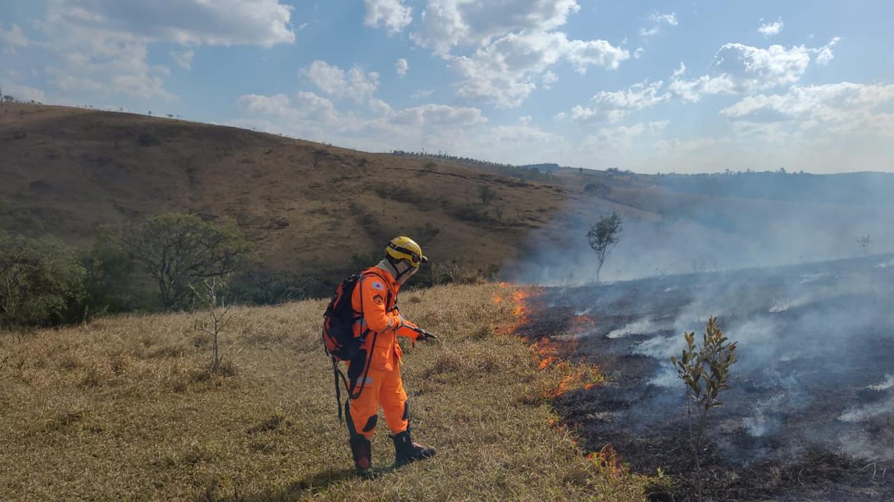 Bombeiros de Barbacena combatem incêndio de grandes proporções no bairro Monte Mario