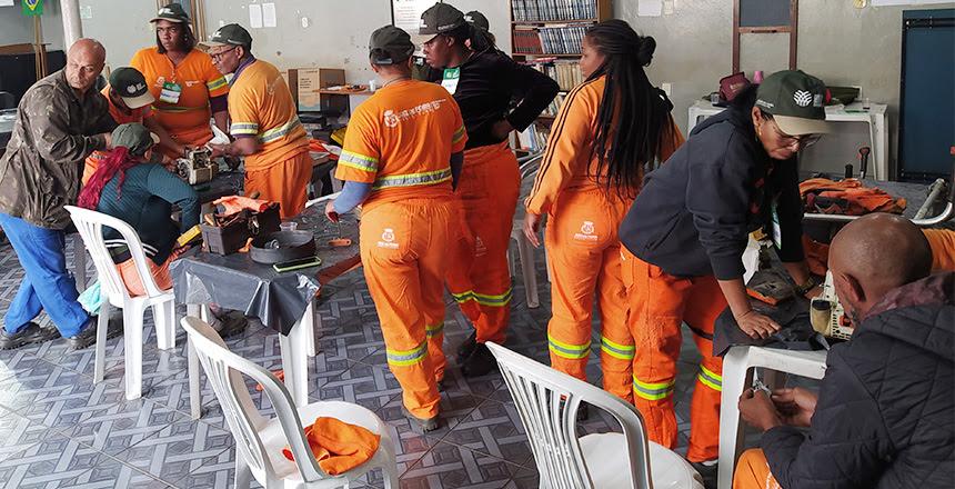 Equipes de roçada do Demlurb participam de capacitação promovida em parceria com o Senar