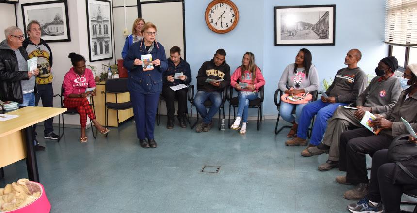 PJF lança revista de passatempo produzida em parceria com agentes de reciclagem