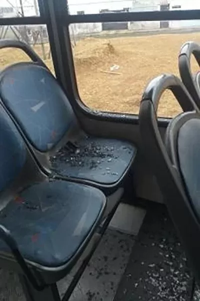 Vidro de ônibus estilhaça em cima de passageiras em JF