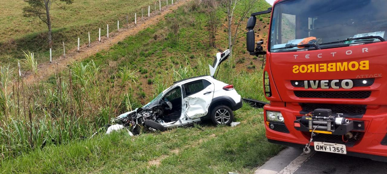 Acidente envolvendo um caminhão e um carro causa uma morte na BR 267