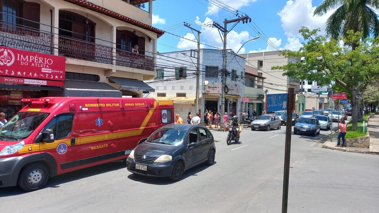 Bombeiros atendem acidente entre carro e moto na Avenida Leite de Castro